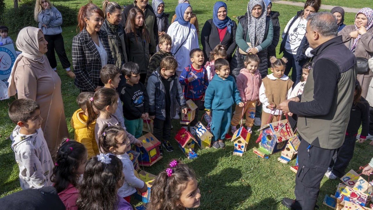 Minik ellerden kuşlara sıcak yuva

