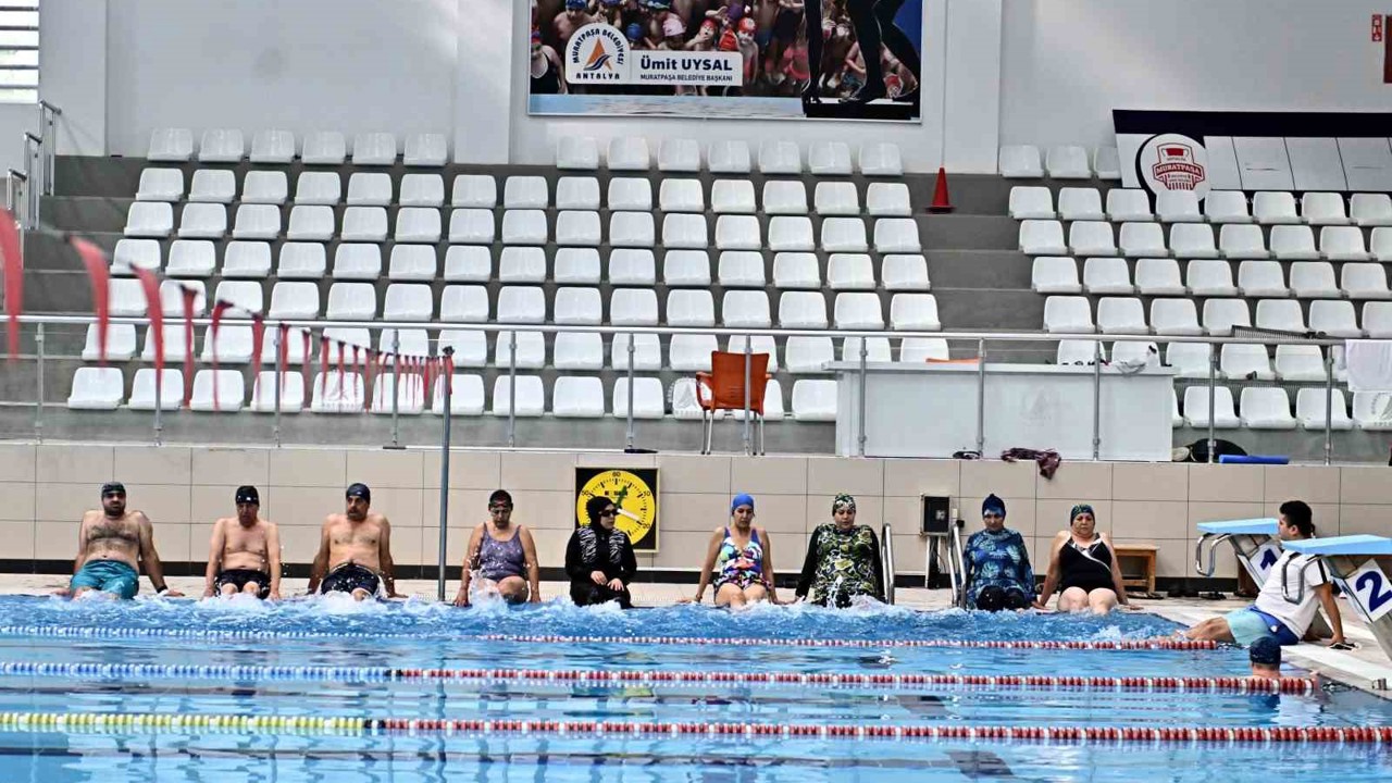 Muratpaşa’da ücretsiz yüzme eğitimleri başladı
