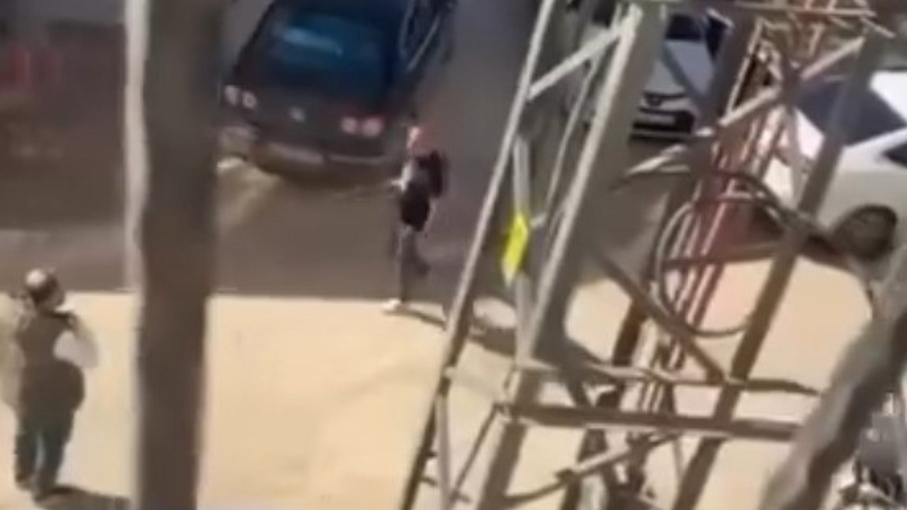 Elindeki tüfekle, "Kim hırsız" diye bağırıp havaya ateş açtı
