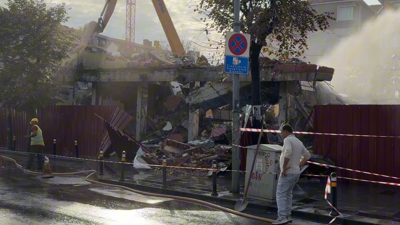 Kontrolsüz yıkım tehlike saçtı, bina parçaları caddeye savruldu
