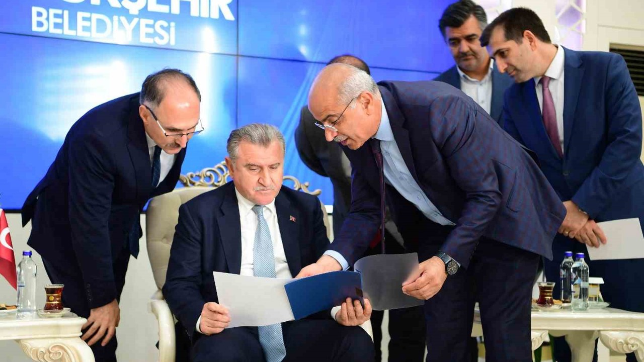 Bakan Bak: "Güzel projeler kazandırıldıkça gençlerimiz faydalanacak, desteklerimiz 2026’da da devam edecek"

