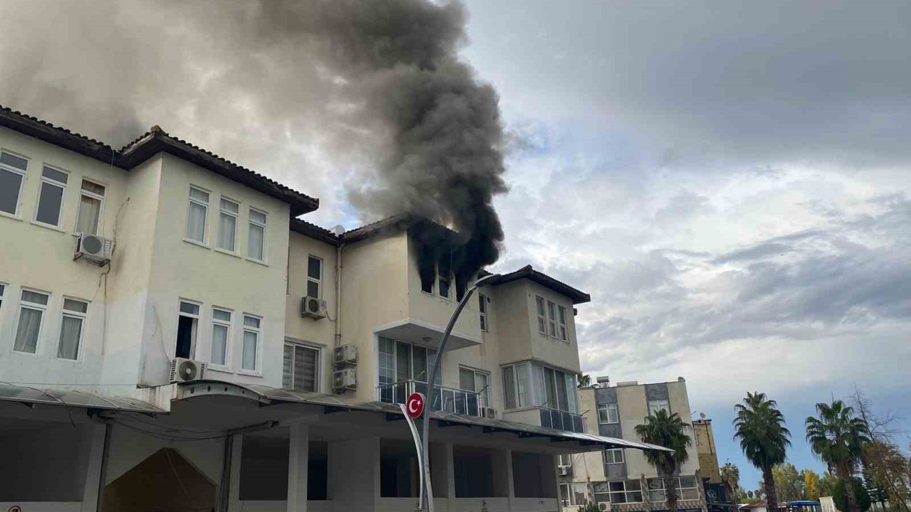 Antalya’da apartman dairesi alev alev yandı
