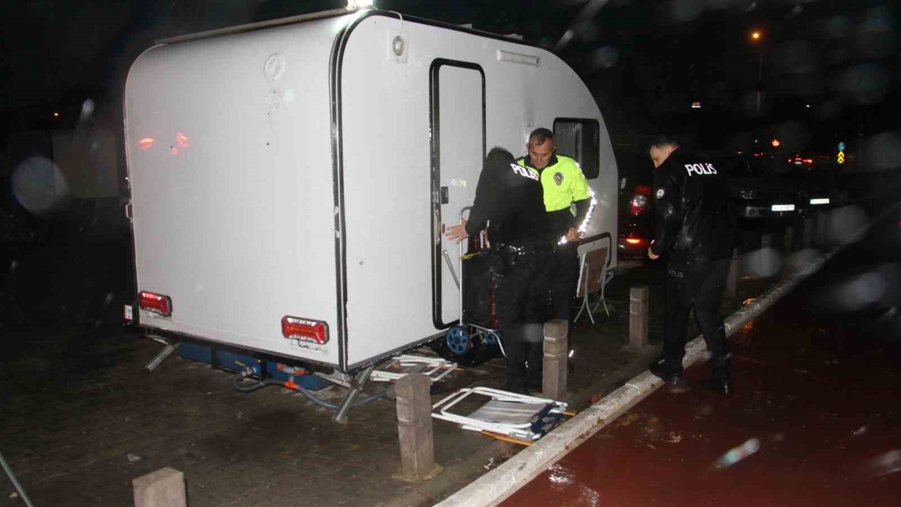 Karavanda kalan yaşlı adamdan haber alınamıyor
