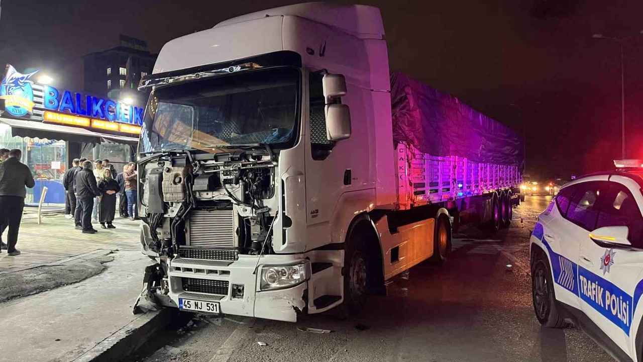 Sultangazi’de kontrolden çıkan tır, park halindeki 5 araca çarptı: 1 yaralı
