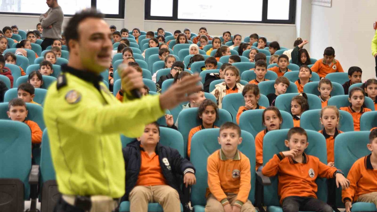 Bitlis Emniyet Müdürlüğünden çocuklara trafik eğitimi
