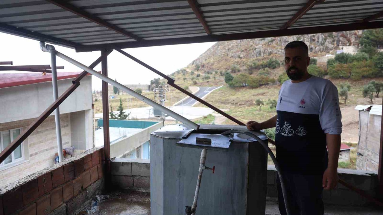 Kurduğu sistemle depoladığı yağmur suyunu evde kullanan vatandaş sosyal medyada ilgi odağı oldu
