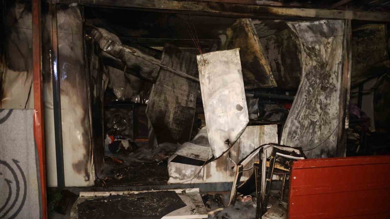 Depremzede ailenin yaşadığı konteyner alevlere teslim oldu: Anne ve 2 evladı dumandan etkilendi
