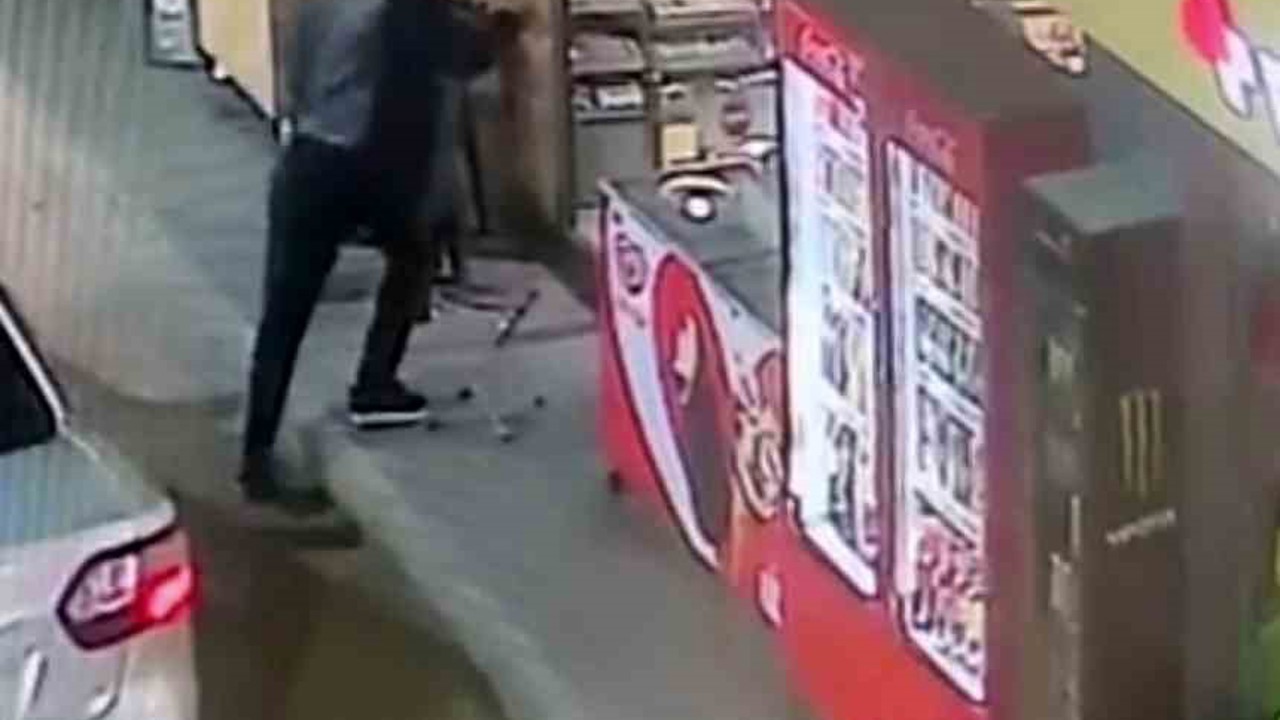 Cam kapıyı fark etmedi, kafasını çarpıp yere savruldu
