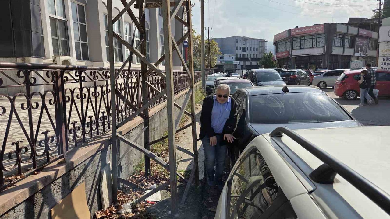 Kaldırımı kapatan elektrik direkleri yayalara geçit vermiyor
