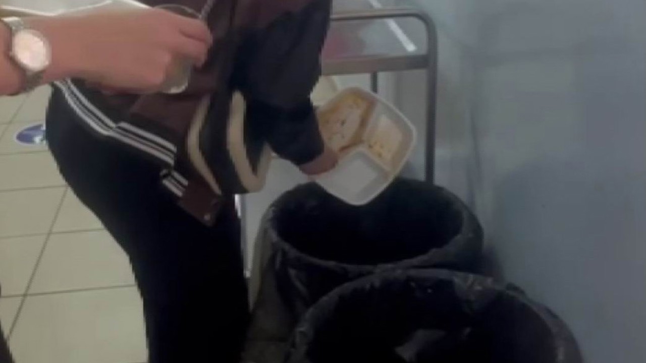 Bu okulda atık yiyecekler çöpe değil, sokak hayvanlarına gidiyor
