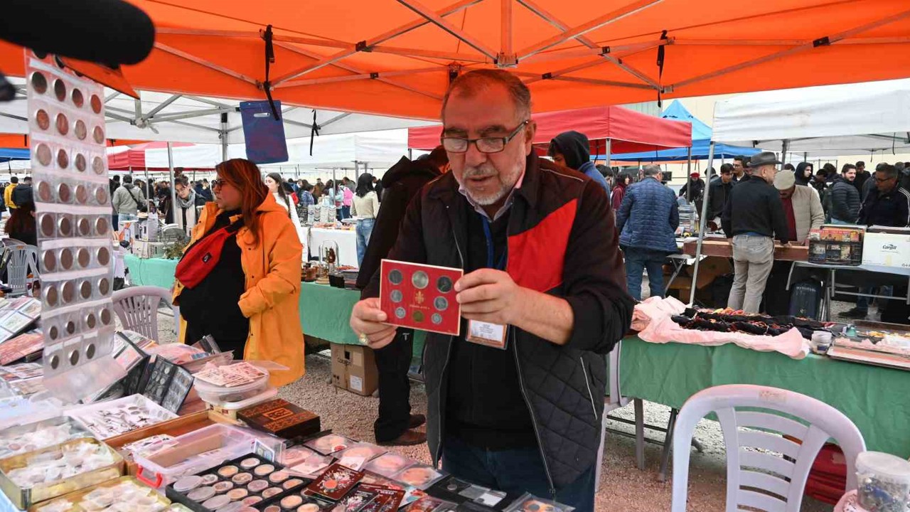 Yüzlerce yıllık kağıt ve madeni paralar tezgahta alıcılarını bekliyor
