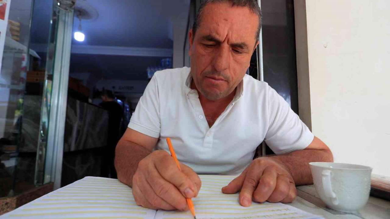 Ehliyet sahibi olabilmek için 48 yaşında okuma-yazma öğrenmeye başladı
