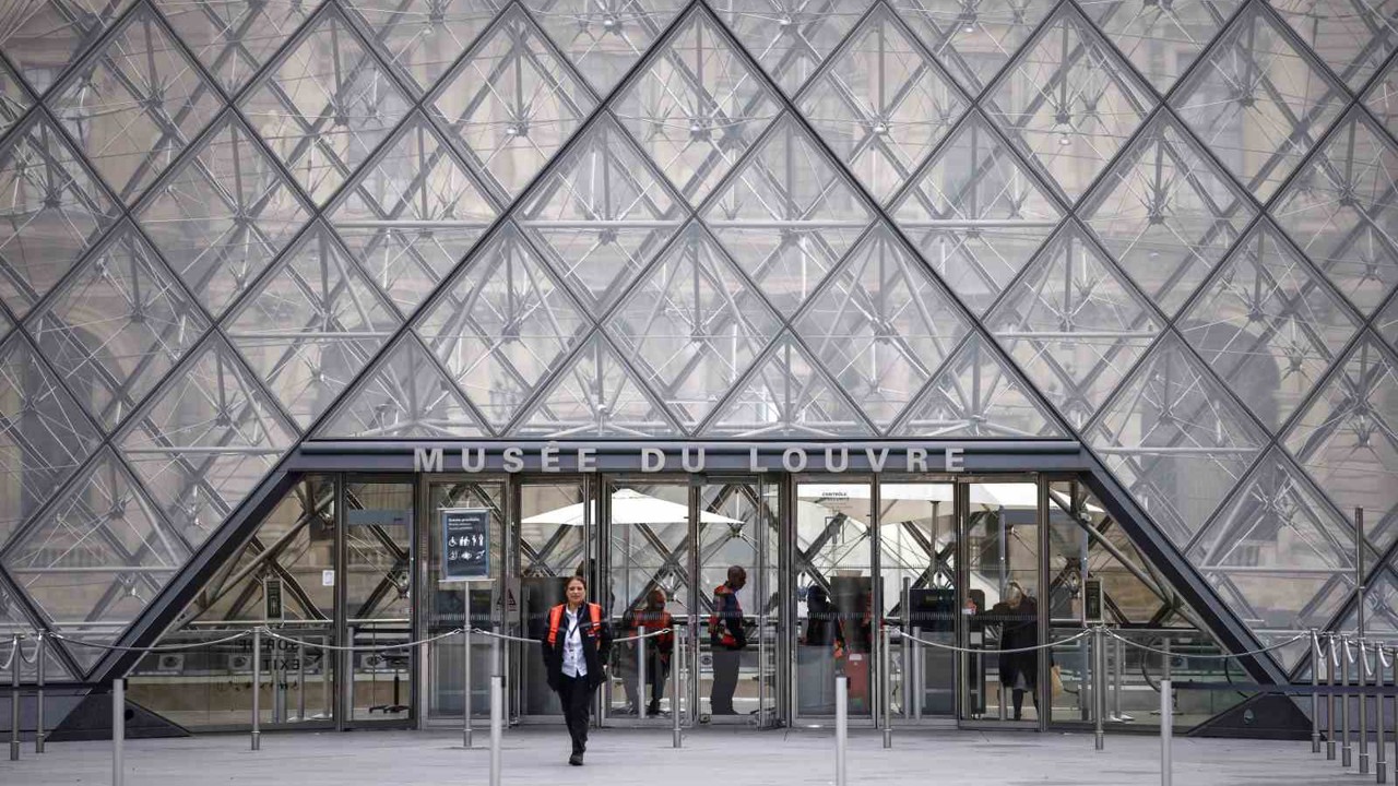 Louvre Müzesi soygundan 3 gün sonra yeniden ziyarete açıldı
