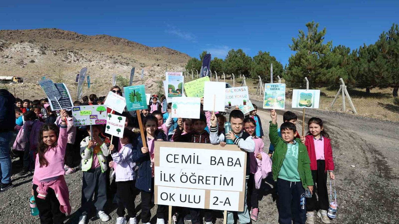 Büyükşehirin Yeşil Vatan Seferberliği’nde 3 bin fidan daha toprakla buluştu
