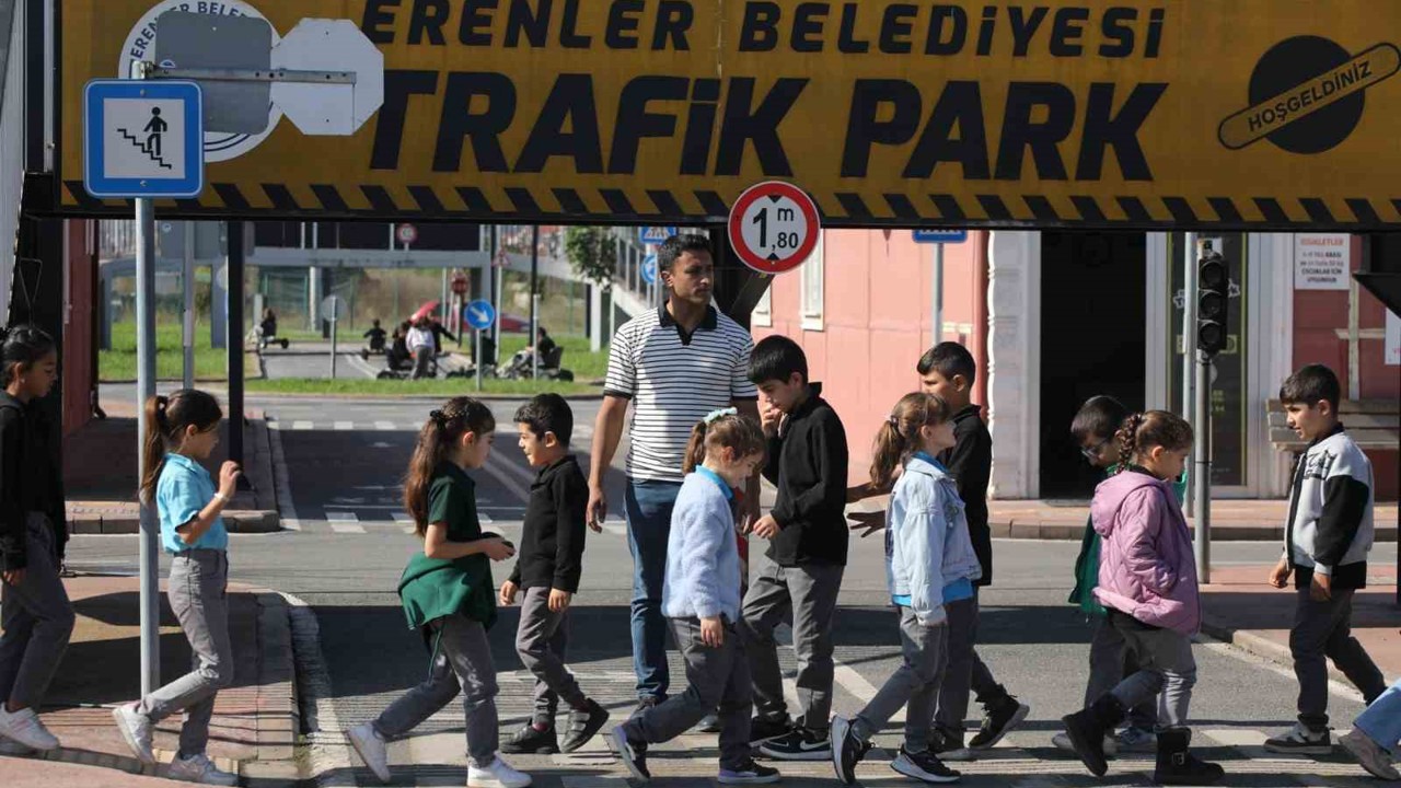 Erenler Belediyesi trafik parkında geleceğin sürücüleri yetişiyor
