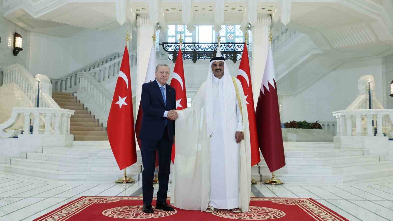 Cumhurbaşkanı Erdoğan, Katar’da resmi törenle karşılandı
