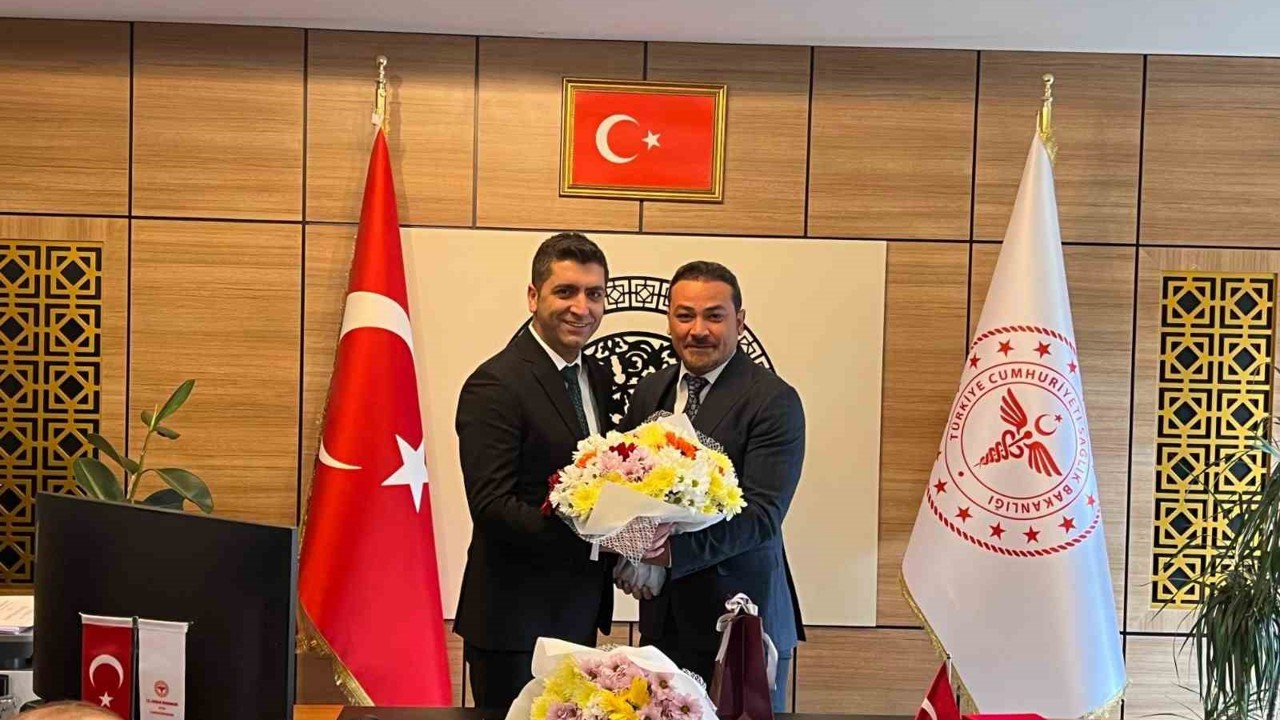 Tayini çıkan sağlık müdürüne kalabalık uğurlama
