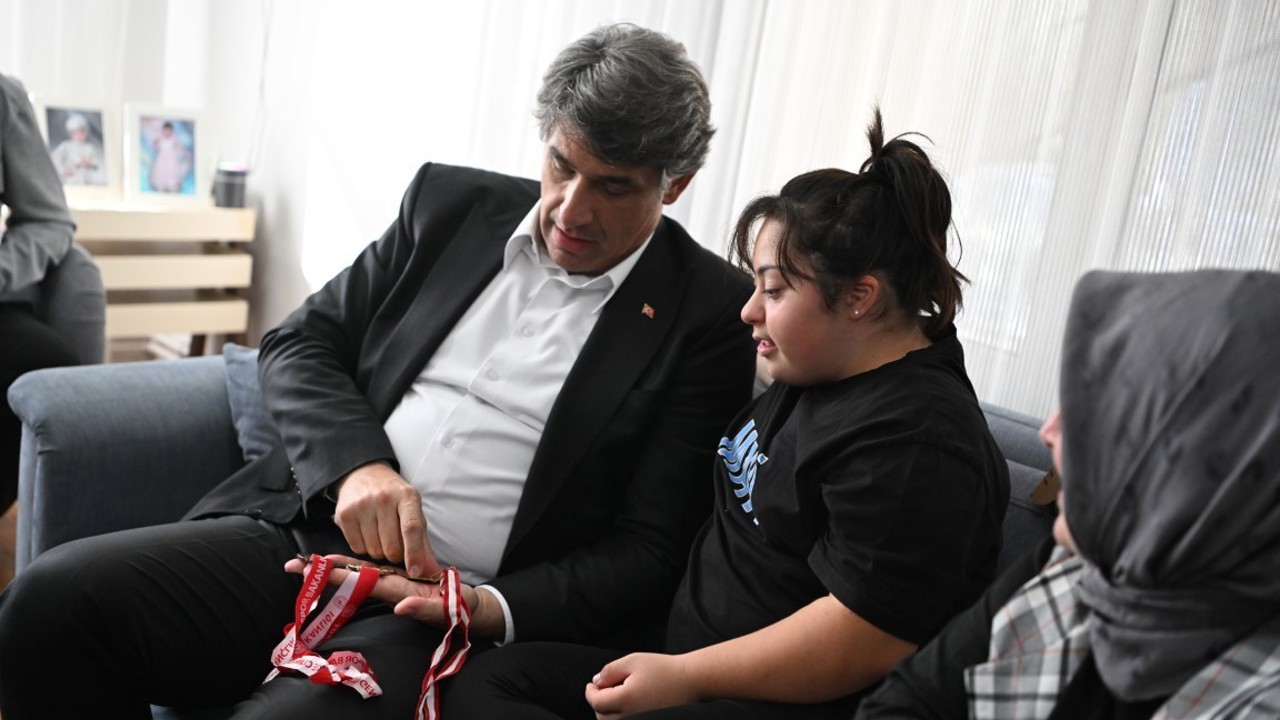 Down sendromlu Elanur, yüzmede birinci oldu
