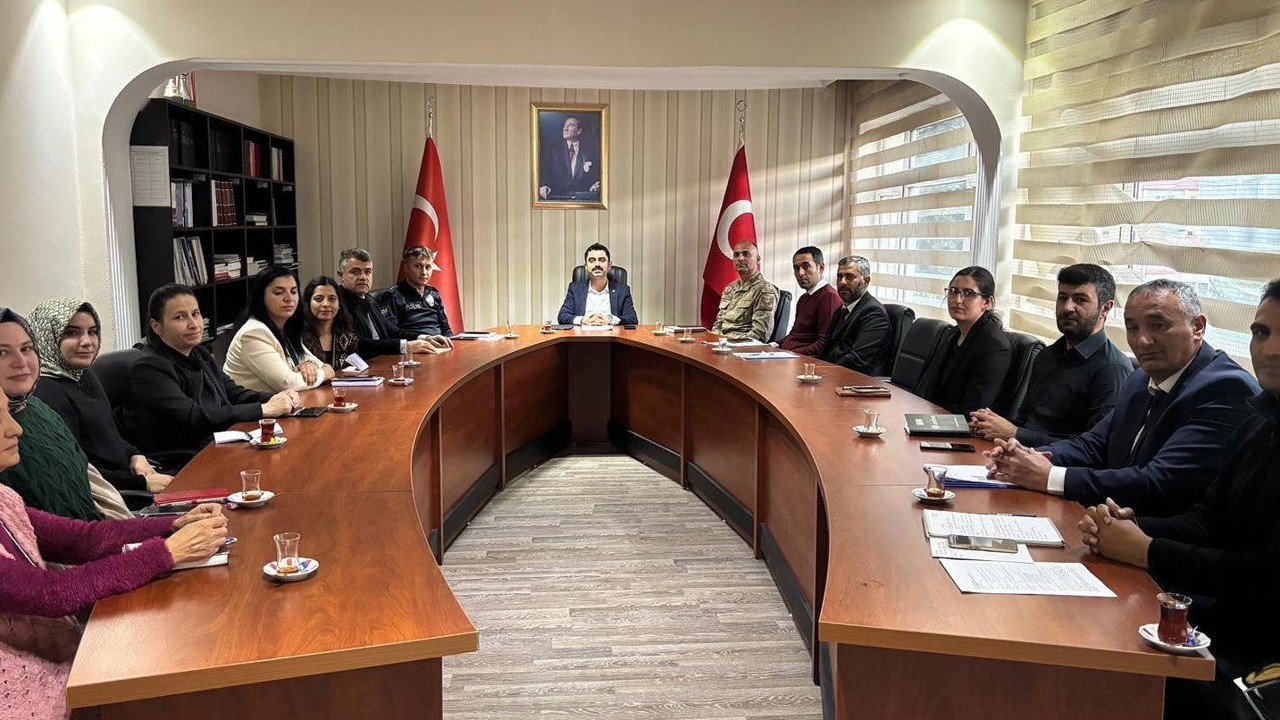 Susuz’da Kaymakam Tutal, kurum amirleriyle toplantı yaptı
