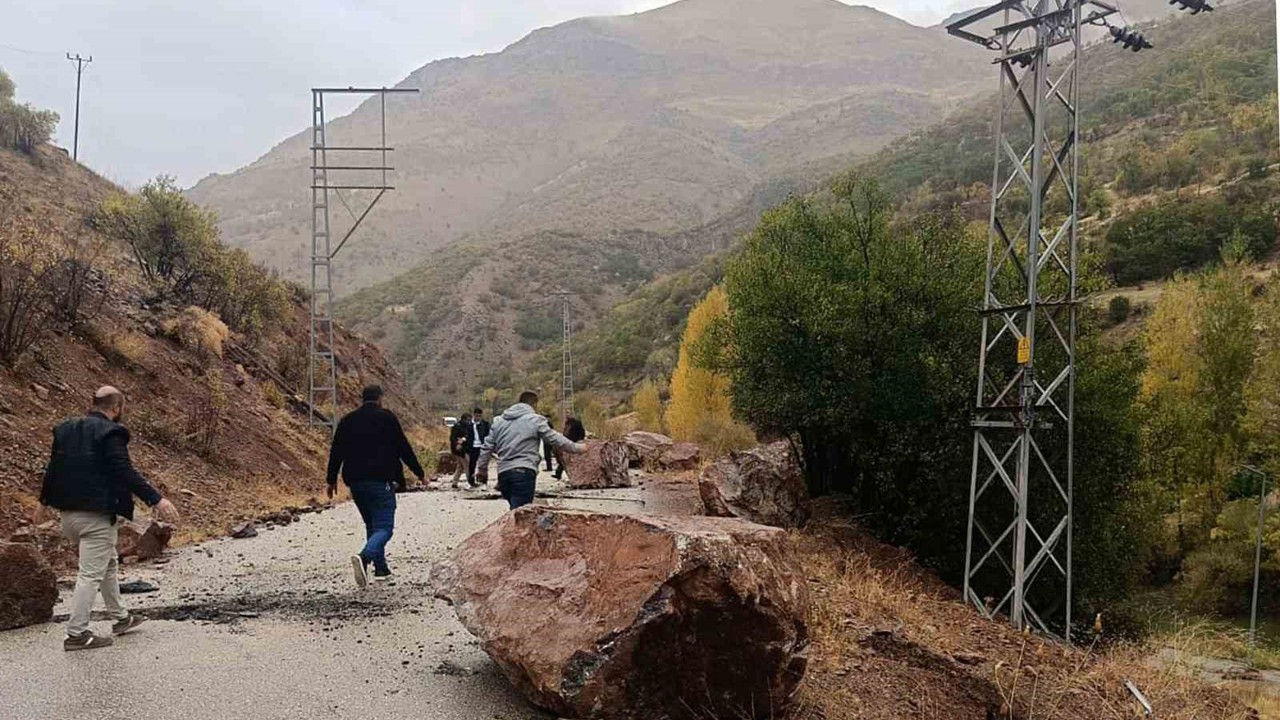 Çatak’ta yola kaya parçaları düştü
