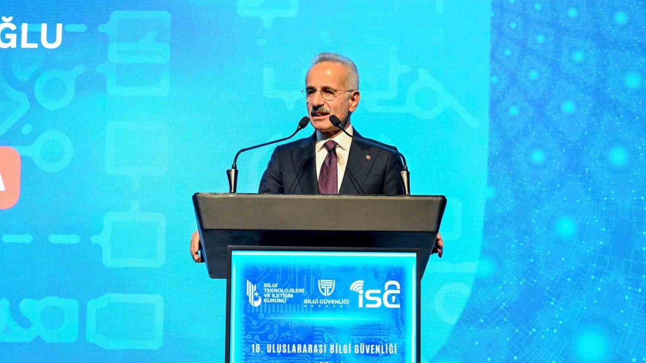 Bakan Uraloğlu: "5G teknolojisi, yüksek hızı, düşük gecikme süresi ve geniş bağlantı kapasitesiyle dijital ekosistemimizi yeniden şekillendirerek her alanda yenilikçi çözümler sunacak"
