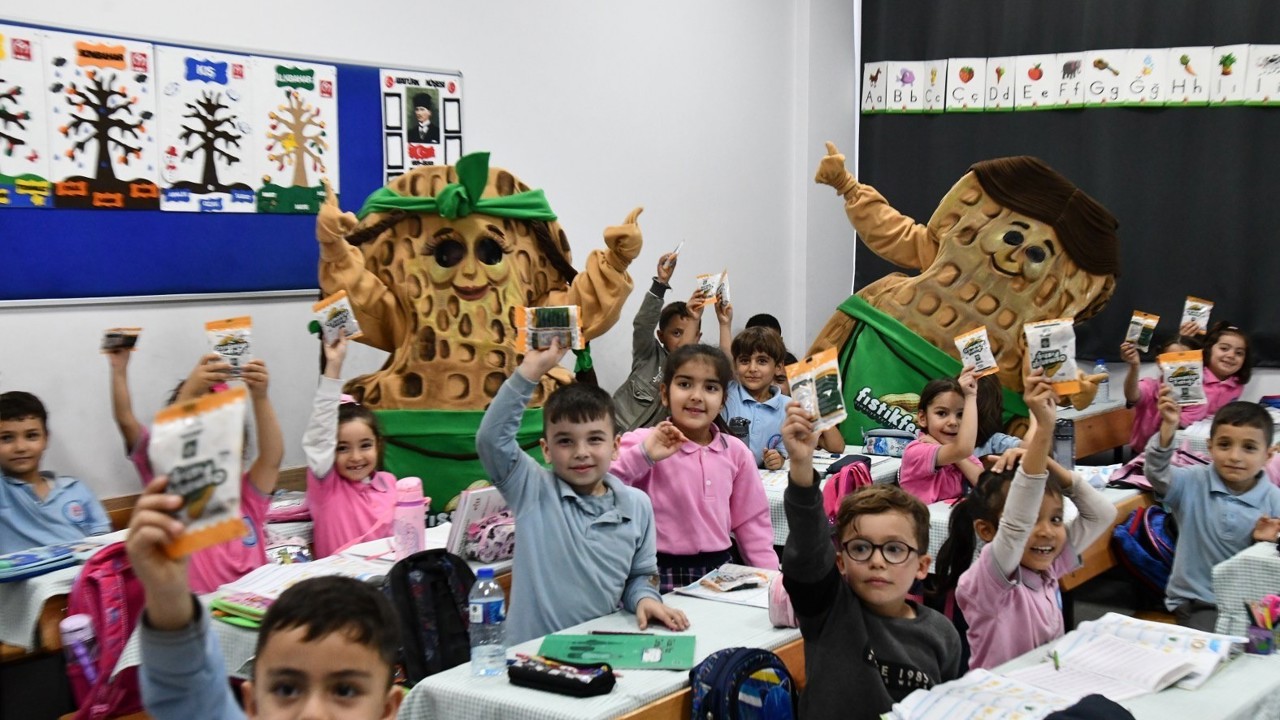 Osmaniye’de öğrencilere yer fıstığı ikram edildi
