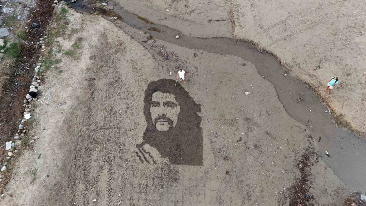 Barış Manço’nun resmini tırmıkla Alanya sahillerine işledi
