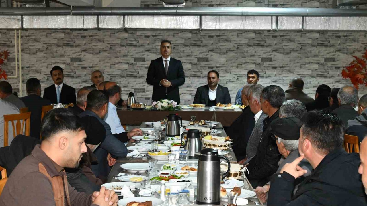 Vali Çiçek, muhtarlarla bir araya geldi
