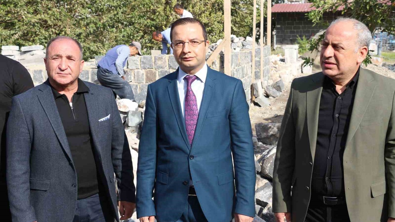 Cizre’de Abdaliye Medresesi’nin yıkılan tarihi duvarı yeniden inşa ediliyor
