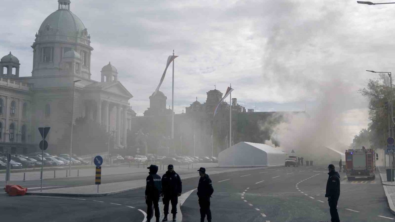 Sırbistan parlamentosu önünde silahlı saldırı
