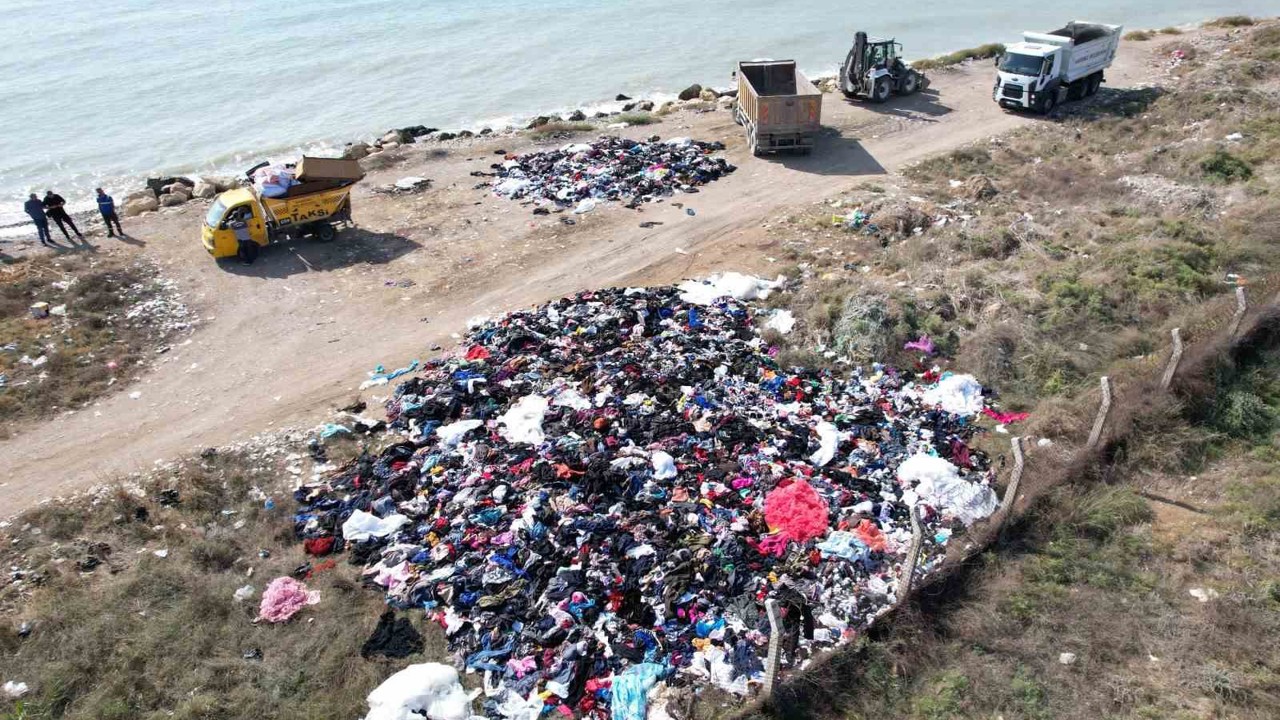 Mersin sahilinde tepki çeken görüntü: Tonlarca tekstil atığı sahile döküldü
