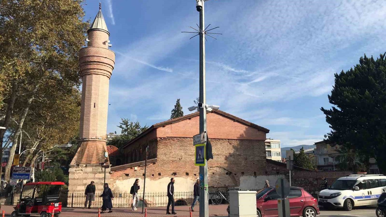 Tepki çeken restorasyon: "602 yıllık minare ayakta, 18 yıllık minare çürüyor"
