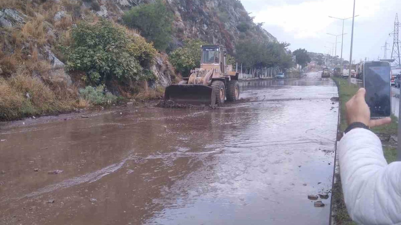 Söke’de toprak kayması: "Karayolu trafiğe kapandı"
