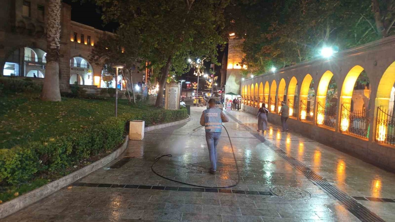 Eyyübiye Belediyesi kirlenen sokakları yıkadı
