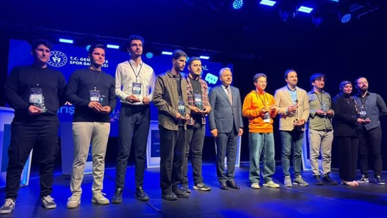Balıkesirli gençler bilgi yarışmasında Türkiye birincisi

