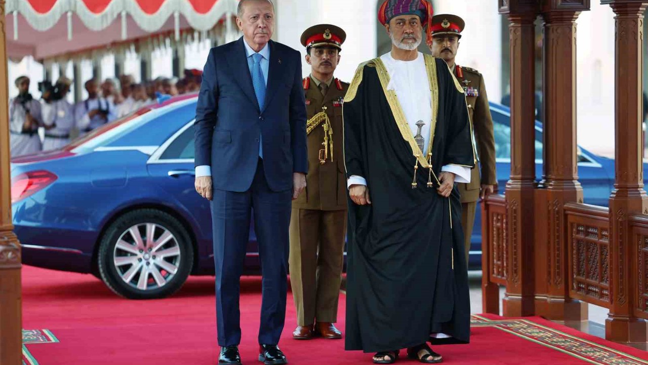 Cumhurbaşkanı Erdoğan, Umman’da resmi törenle karşılandı
