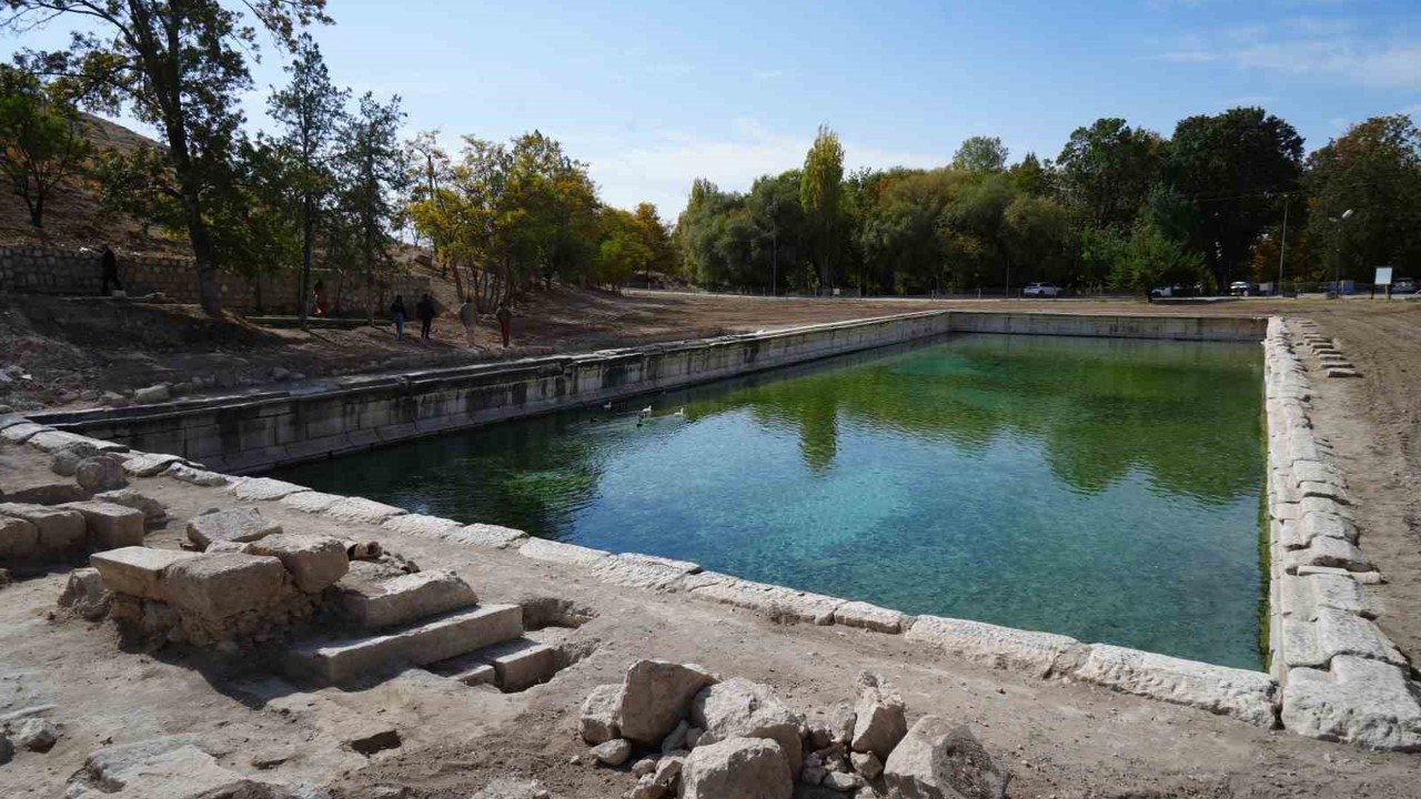 Hala kullanılan 1800 yıllık Roma havuzu çevresinde kazı çalışmaları 12 ay kesintisiz sürüyor
