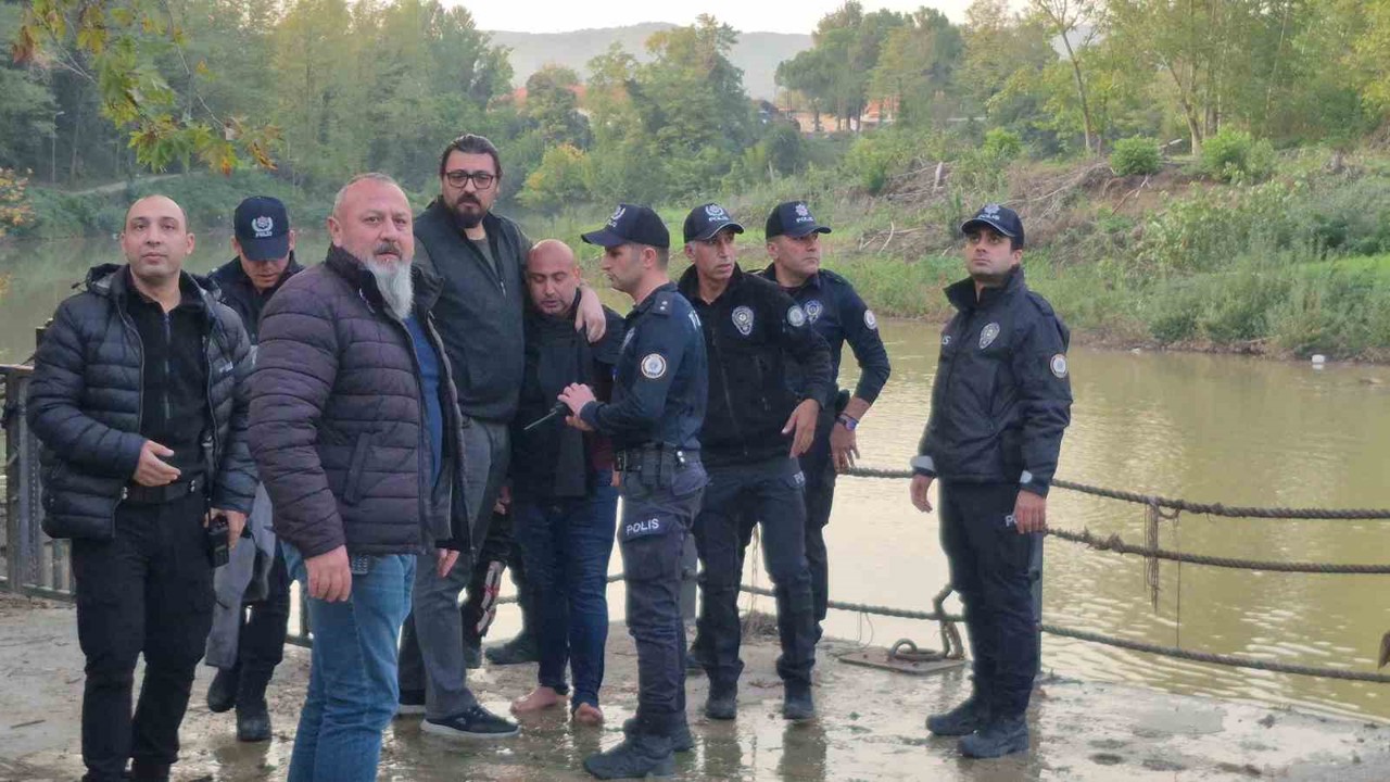 Eşiyle tartıştı, ırmağa atladı
