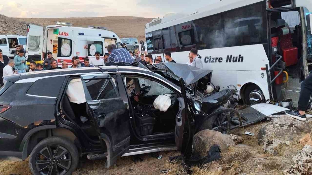 Şırnak’ta yolcu otobüsü ile otomobil çarpıştı: 1’i ağır 8 yaralı
