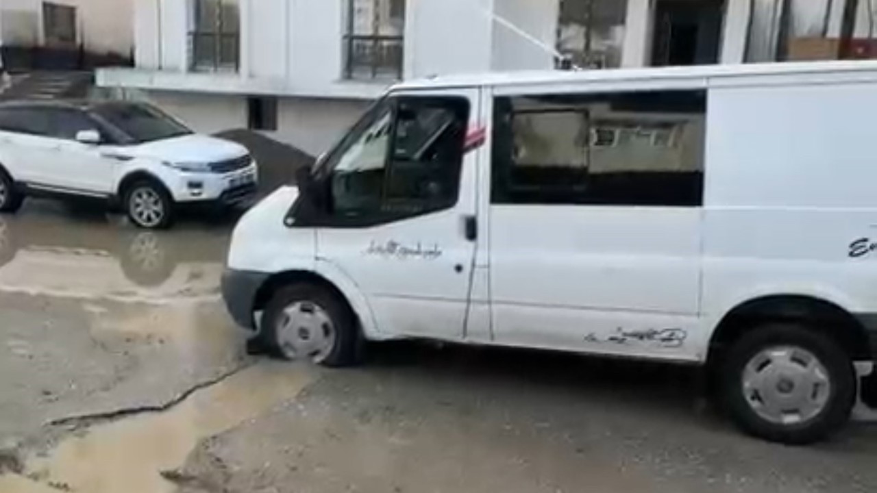 Yüksekova’da sağanak yağış hayatını olumsuz etkiledi

