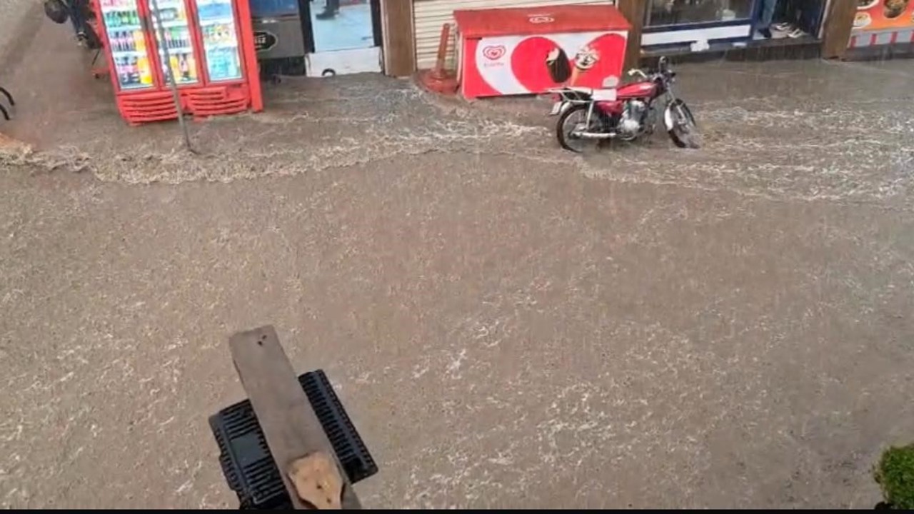 Diyarbakır’da sağanak caddeleri göle çevirdi
