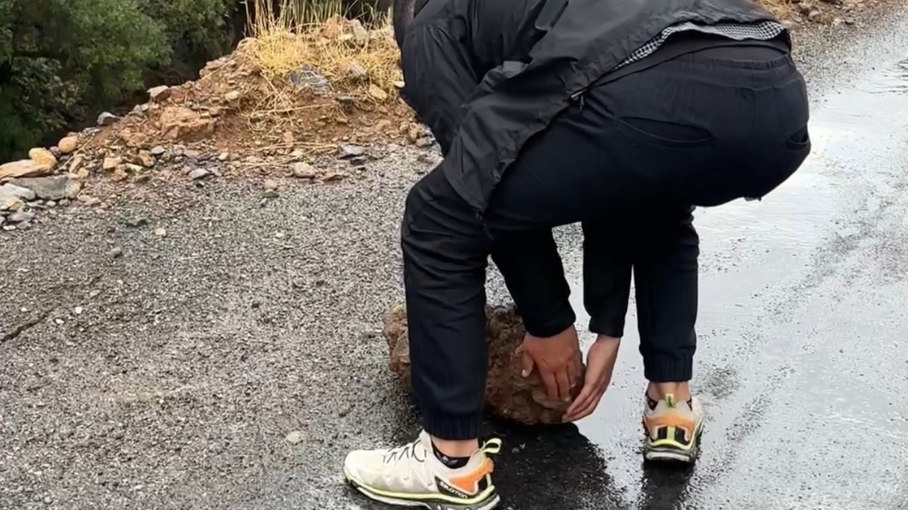 Şemdinli-Derecik karayoluna düşen kaya parçalarını dağcılar temizledi
