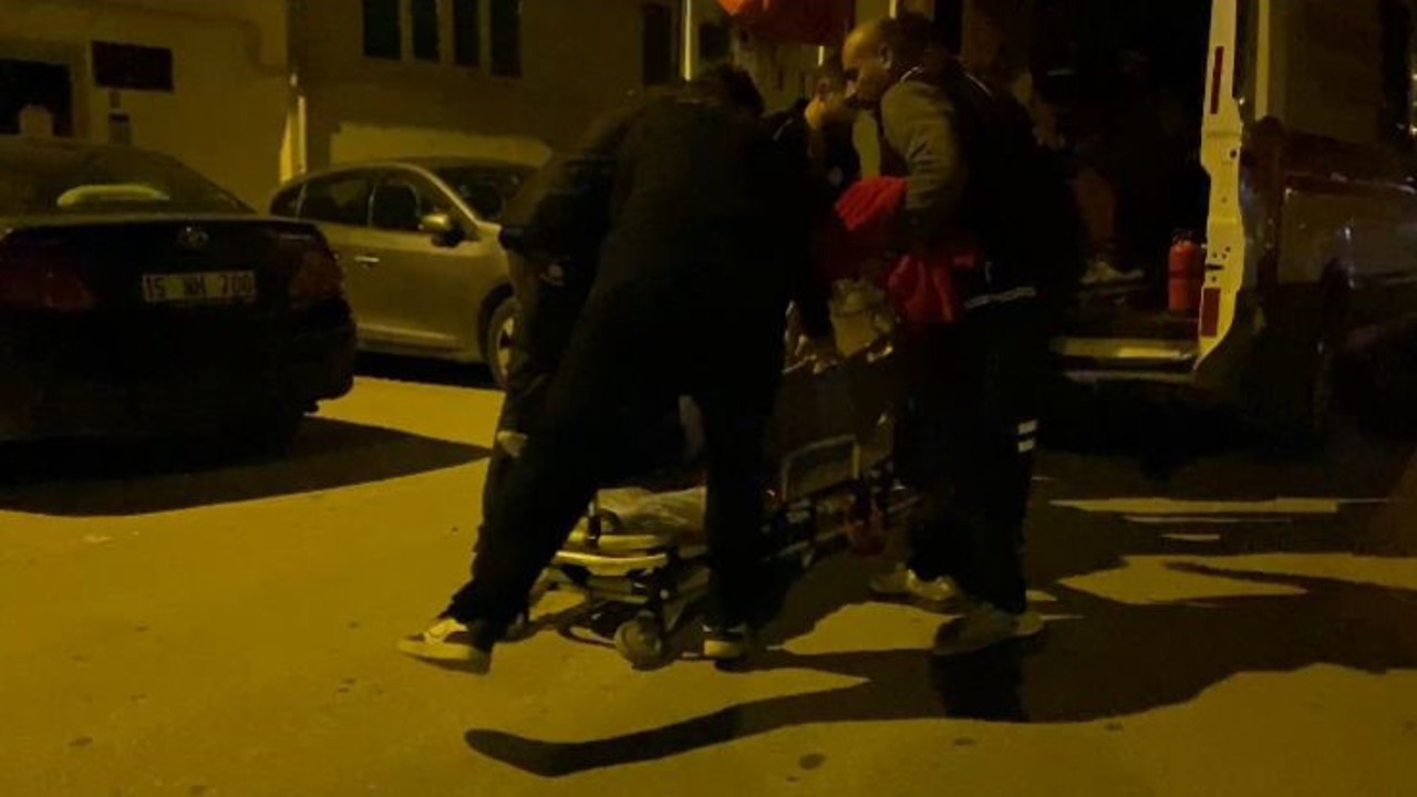 Evlerindeki asma tavan üzerlerine çöktü, deprem oluyor sandılar :1 yaralı
