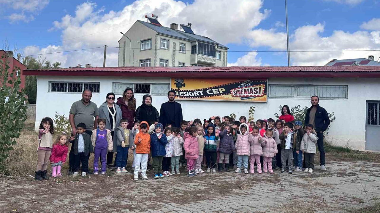 Anaokulu öğrencilerine sinema keyfi

