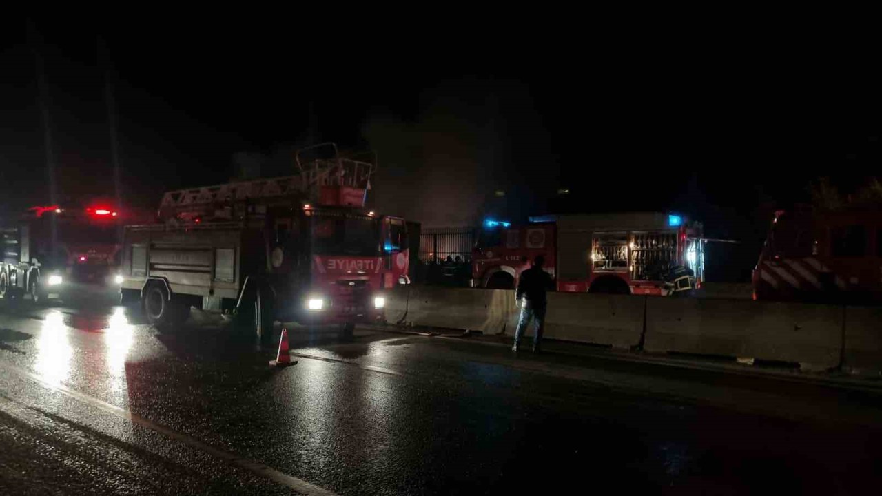 Yalova’da seyir halindeki tır alevlere teslim oldu
