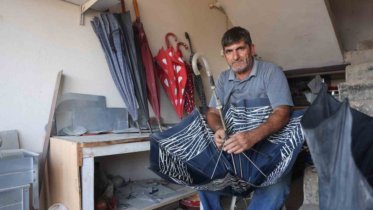 Hatay’da şiddetli yağışlar şemsiye tamircisinde yoğunluğu artırdı
