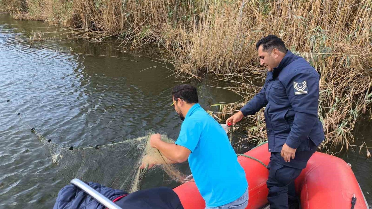 Büyük Menderes’teki yasak ağlar temizlendi
