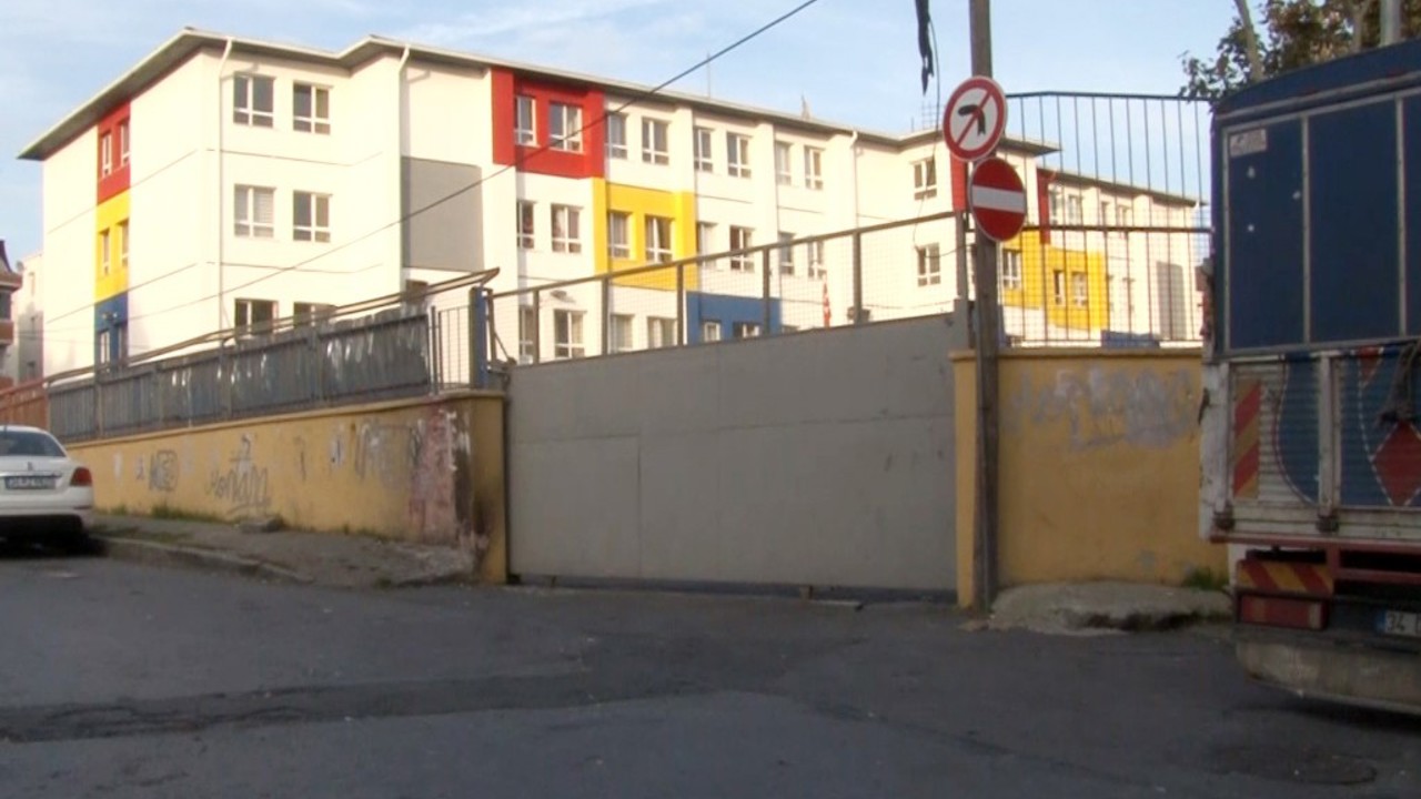 Eyüpsultan’da bir okulun kapısı öğrencilerin üstüne düştü: 4 yaralı
