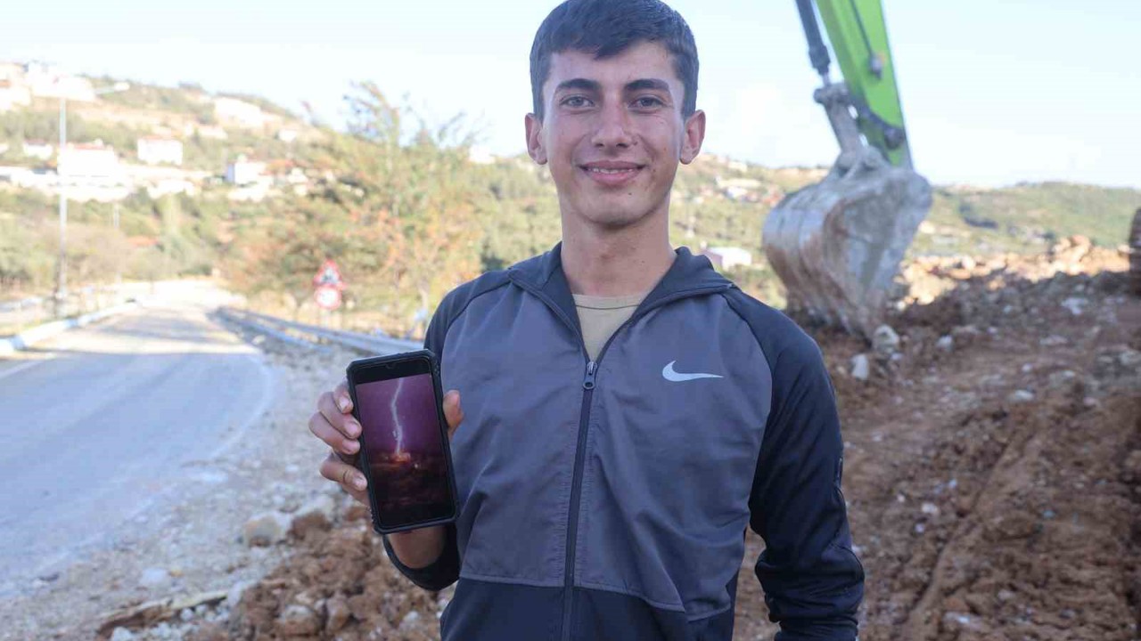 Şimşekleri görüntülemek isterken, yakın noktaya isabet eden yıldırımla deprem oldu sandı
