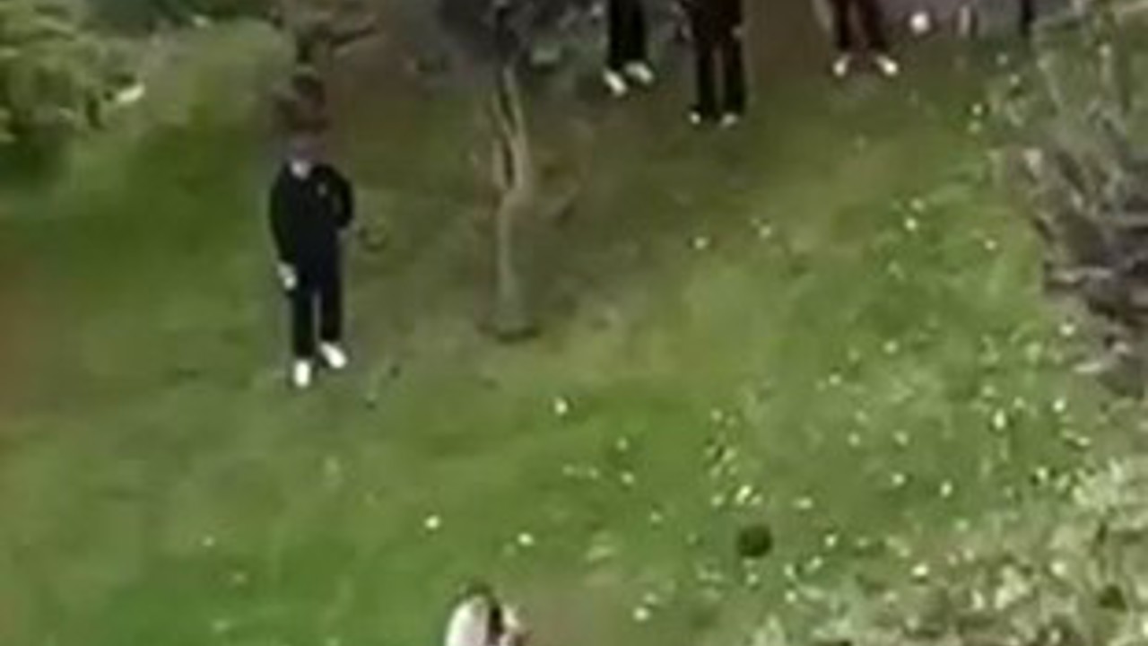 Başakşehir’de lise öğrencileri birbirine girdi: Tekmeler havada uçuştu
